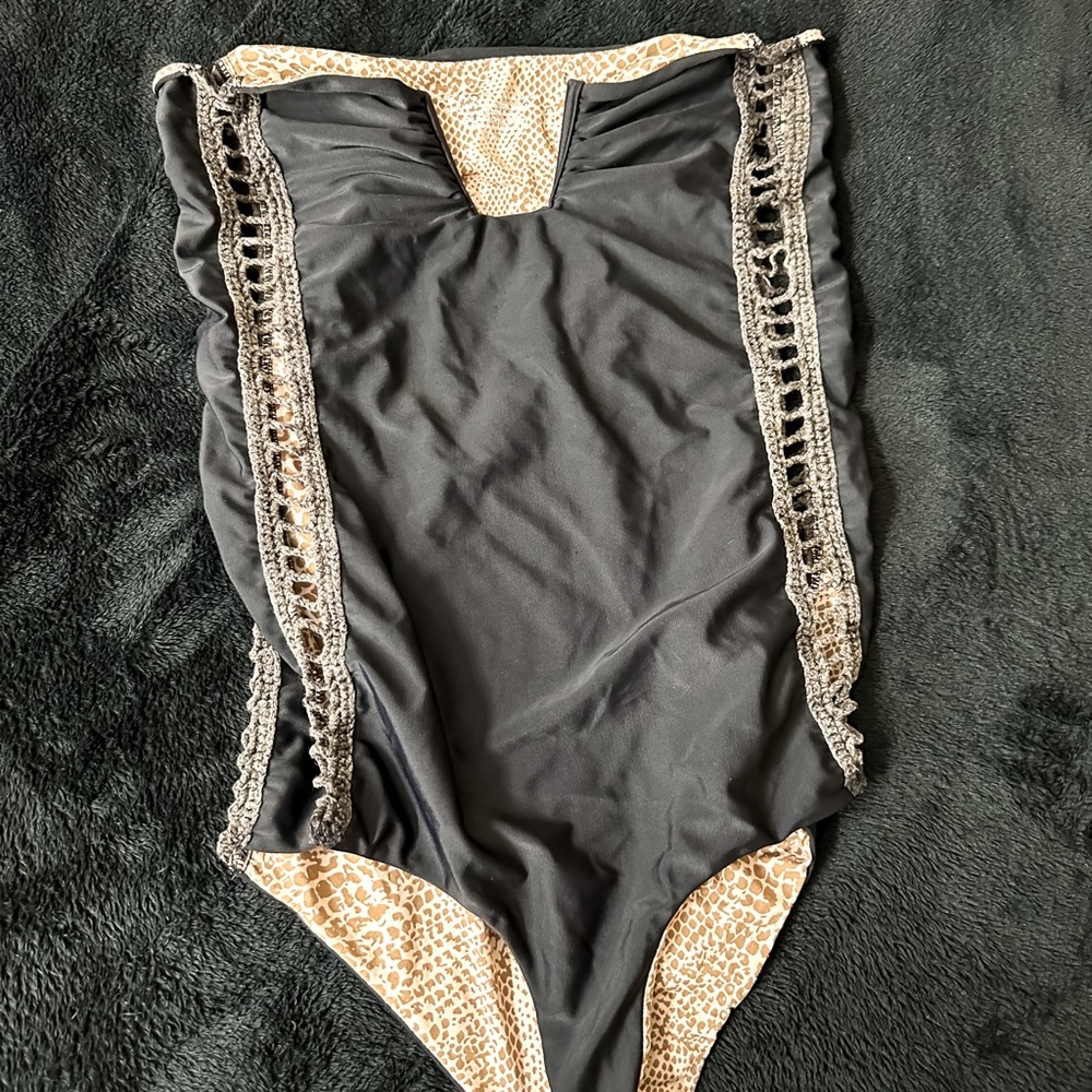 Acacia one piece